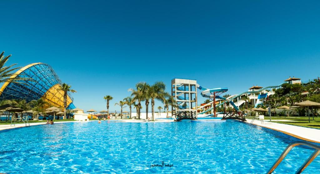La pileta dentro o cerca de Mnar Park aqua park