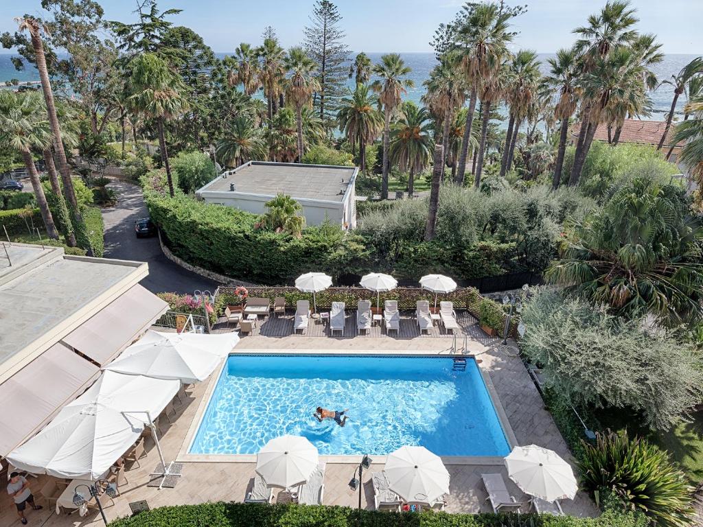 una vista sul tetto di una piscina con una persona in acqua di Hotel Paradiso a Sanremo