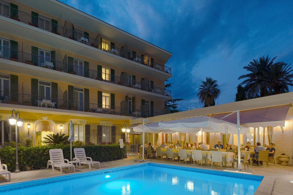 Bazén v ubytování Hotel Paradiso nebo v jeho okolí