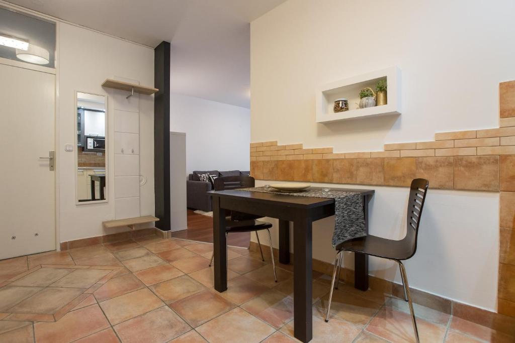 jadalnia z czarnym stołem i krzesłami w obiekcie Apartment Ciglica w Zagrzebiu