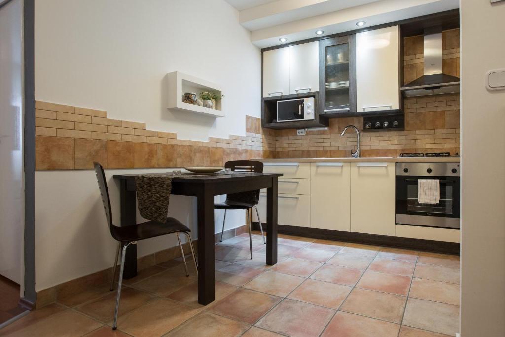kuchnia ze stołem i krzesłami w pokoju w obiekcie Apartment Ciglica w Zagrzebiu