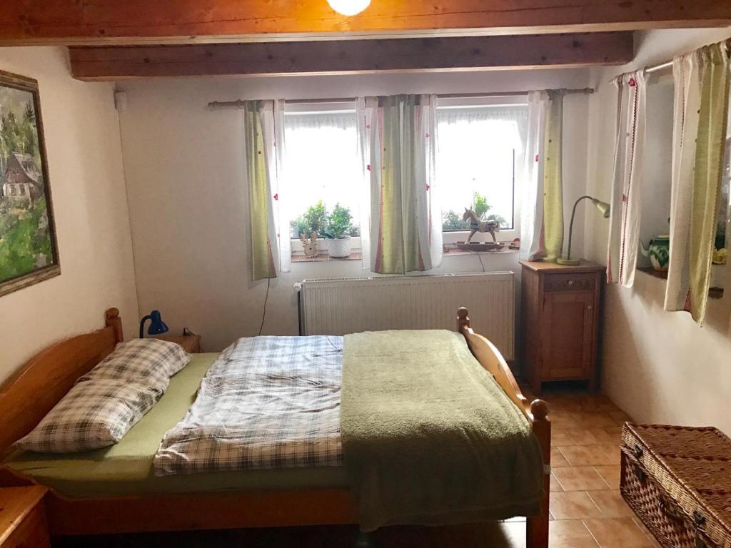 Łóżko lub łóżka w pokoju w obiekcie Chalupa Pod Skalou I.