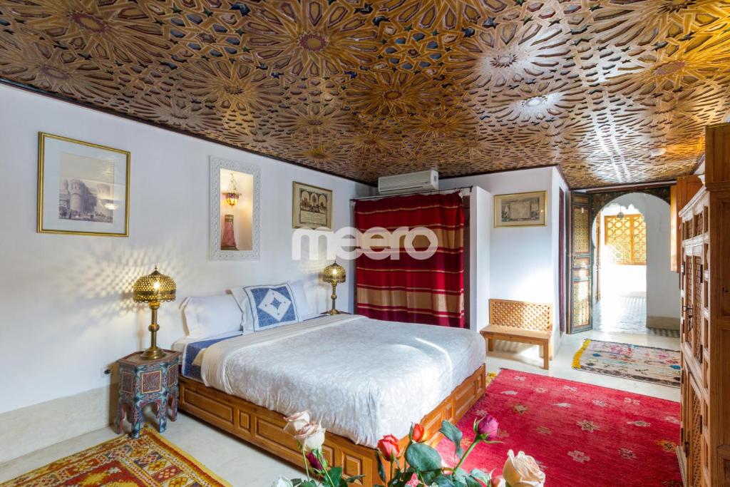 Postel nebo postele na pokoji v ubytování Riad Zineb