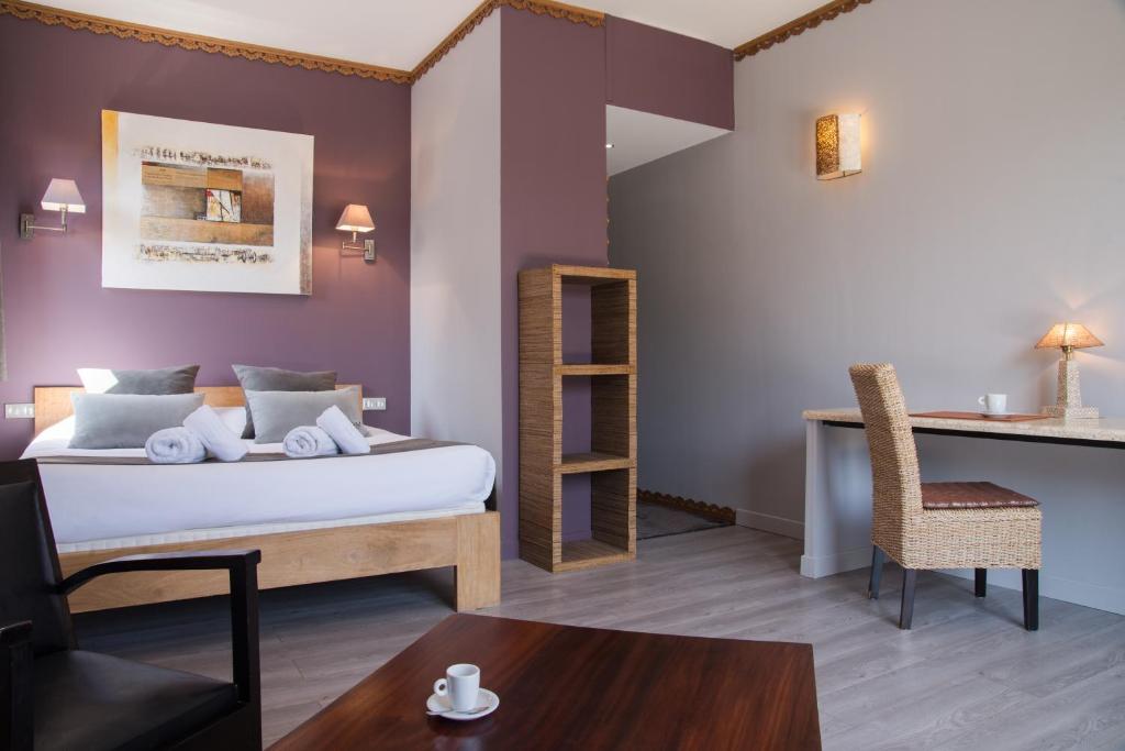 Posteľ alebo postele v izbe v ubytovaní Hotel restaurant Spa Disini Montpellier Est, The Originals Relais