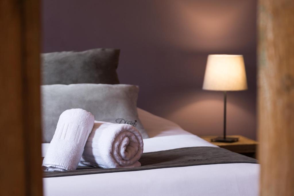 Posteľ alebo postele v izbe v ubytovaní Hotel restaurant Spa Disini Montpellier Est, The Originals Relais
