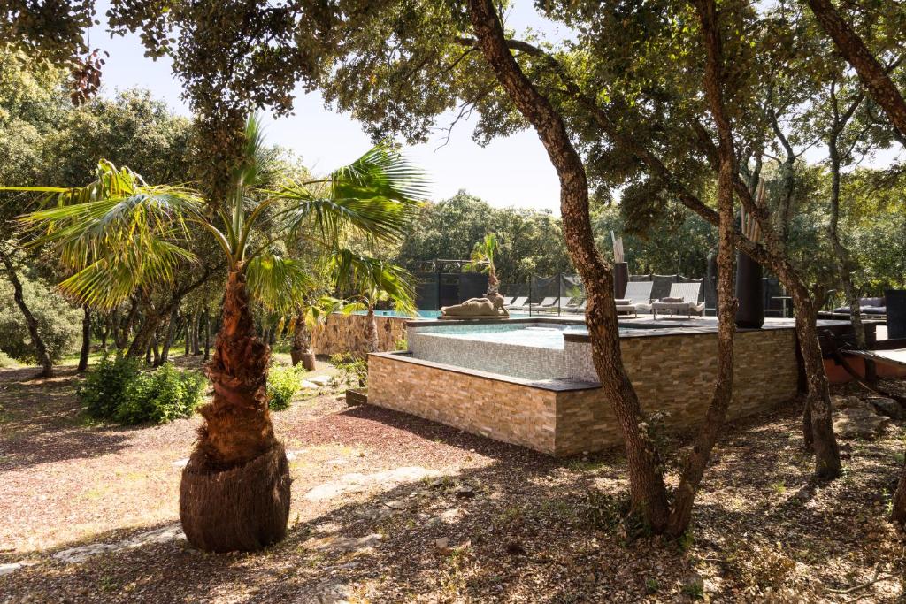 Vonkajšia záhrada v ubytovaní Hotel restaurant Spa Disini Montpellier Est, The Originals Relais