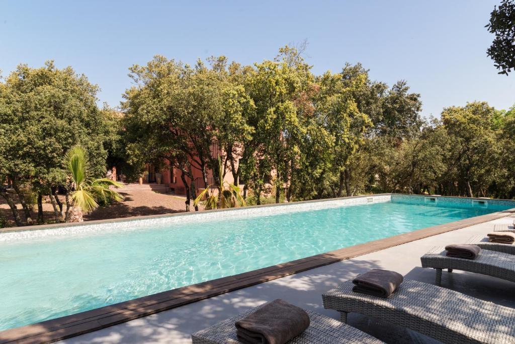 Bazén v ubytovaní Hotel restaurant Spa Disini Montpellier Est, The Originals Relais alebo v jeho blízkosti