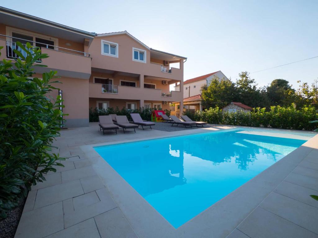 - une piscine en face d'une maison dans l'établissement Villa Bobic, à Kraj