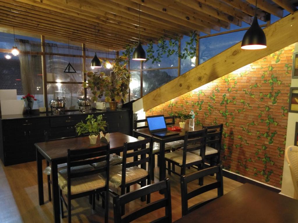 Restaurace v ubytování Drizzle Drop Inn