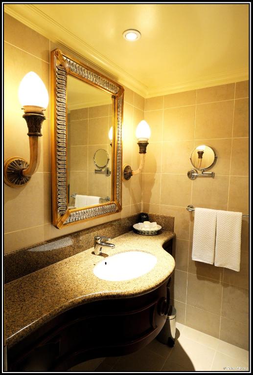 Peermont D'oreale Grande at Emperors Palace - Superior King Room