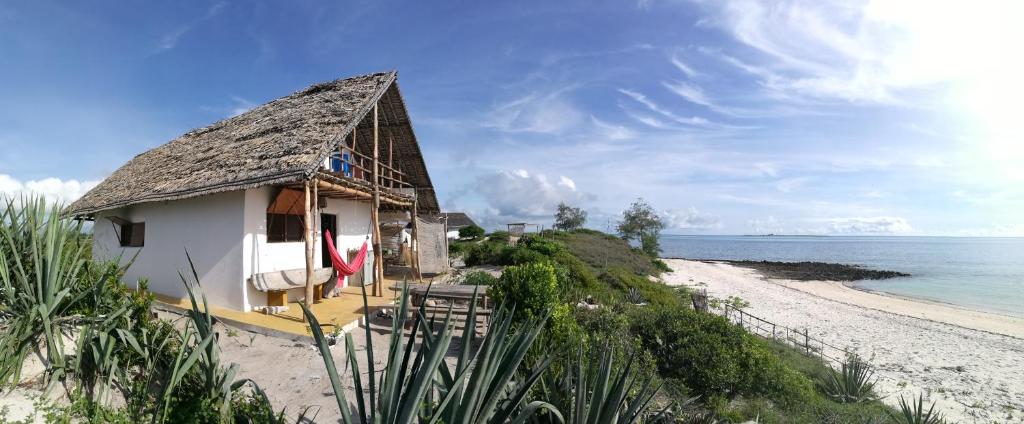 ein Haus am Strand neben dem Meer in der Unterkunft Cabaceira Village in Cabaceira Pequena