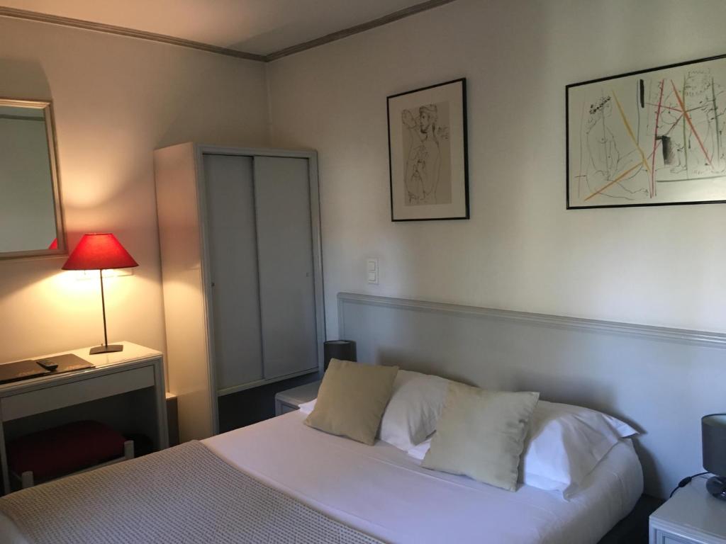 Hôtel du Parc - Double Room With Shared Toilet