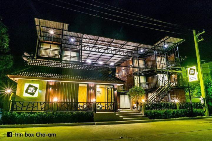 un edificio con luci sul lato di esso di notte di Inn Box ChA-AM a Petchaburi