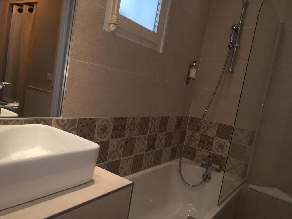 Uma casa de banho em Hôtel du Parc