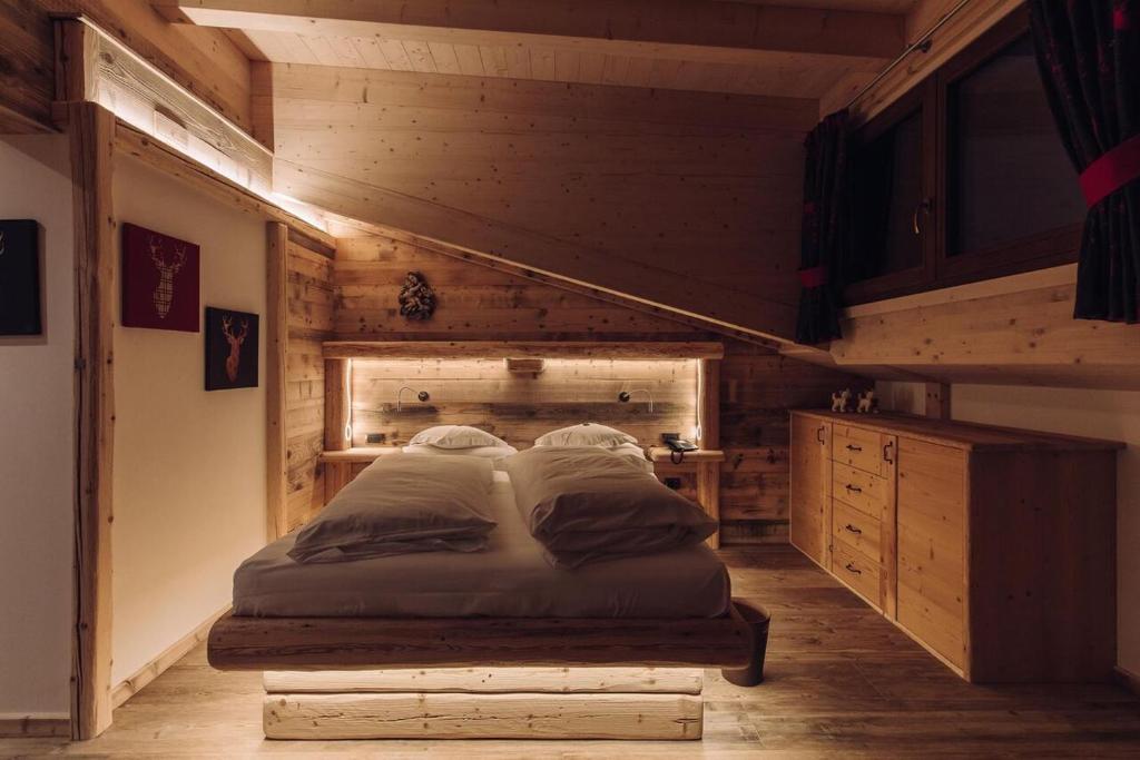A bed or beds in a room at Malga Ces