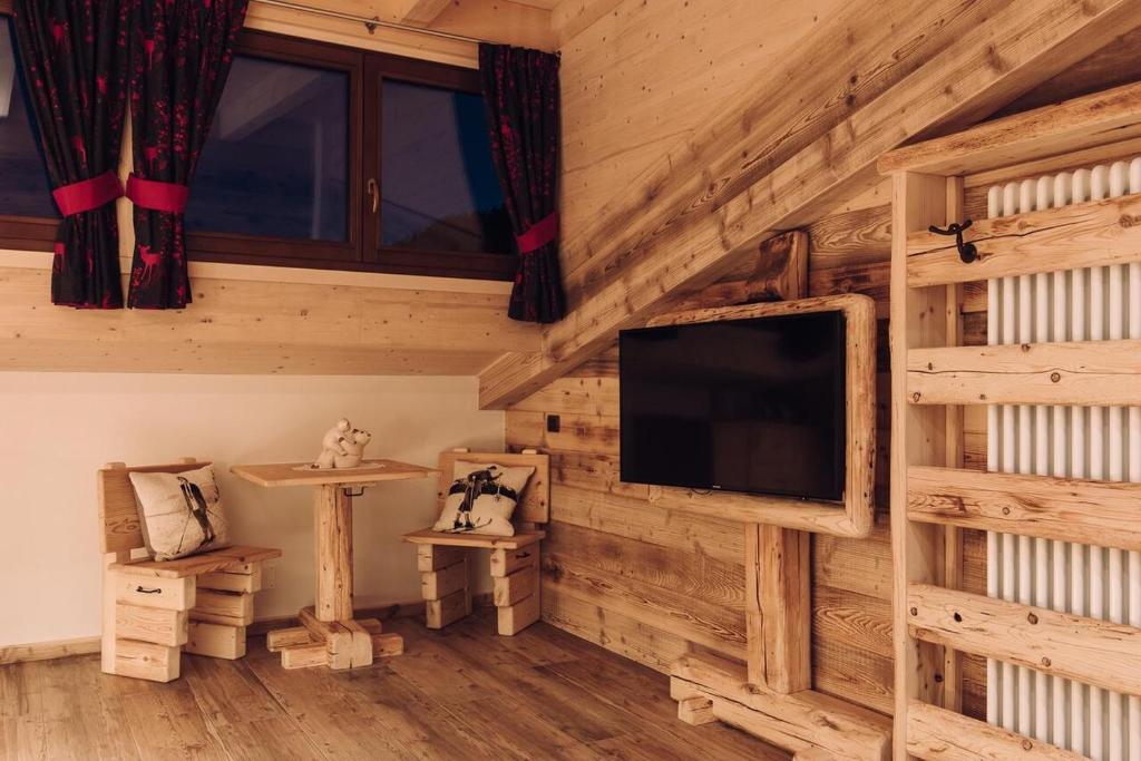 A television and/or entertainment centre at Malga Ces