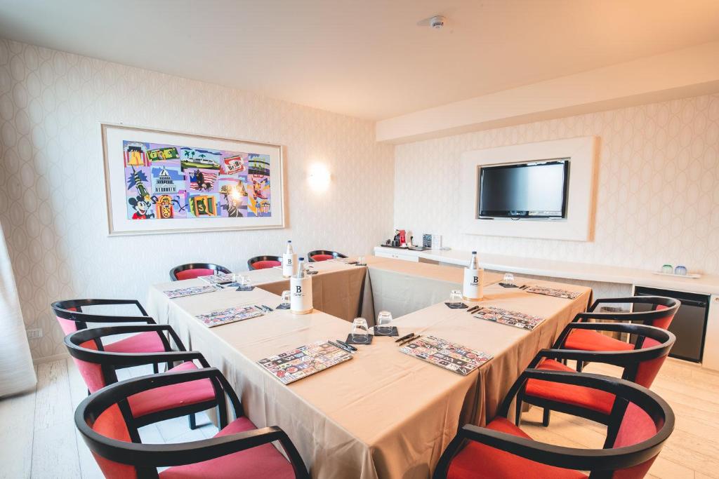 TV a/nebo společenská místnost v ubytování Base Hotel