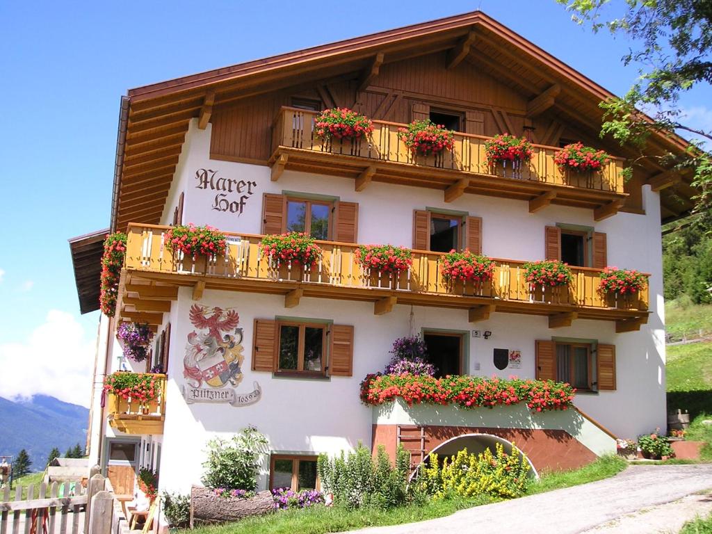 un edificio con fioriere sui balconi di Marerhof a Dobbiaco