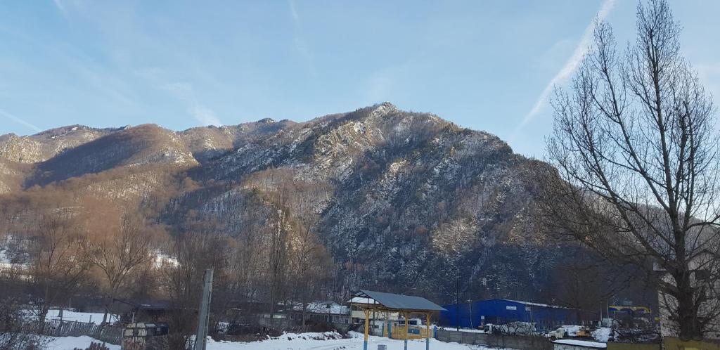 Nespecifikovaný výhled na hory nebo výhled na hory při pohledu z motelu