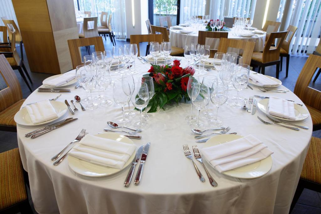 A restaurant or other place to eat at Aparthotel Attica 21 Vallés