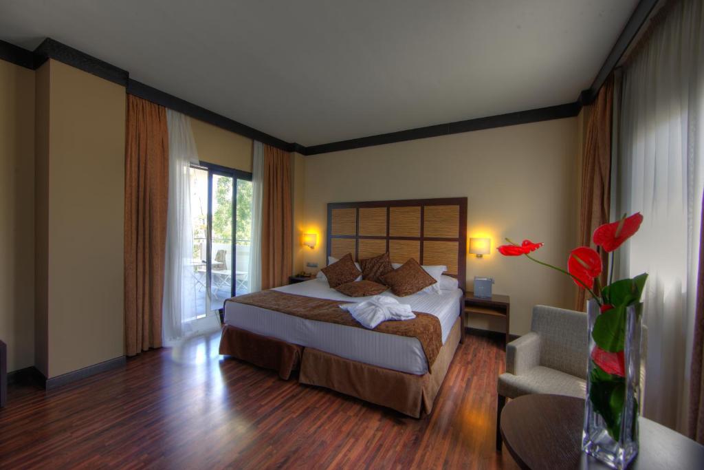 A bed or beds in a room at Aparthotel Attica 21 Vallés