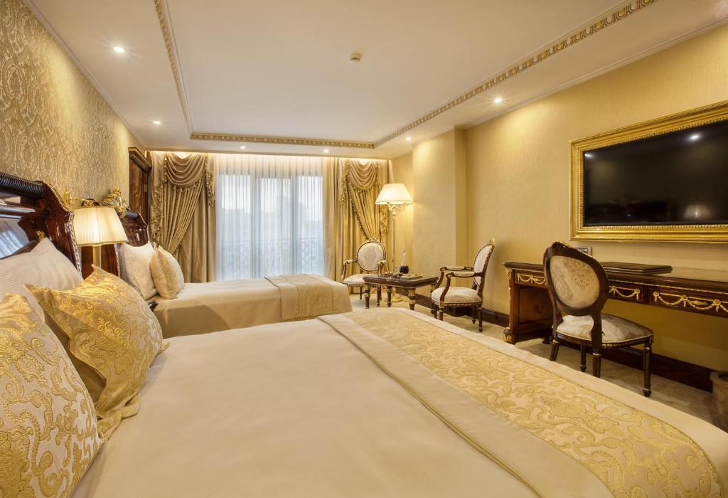 TV a/nebo společenská místnost v ubytování Ottoman's Life Hotel Deluxe