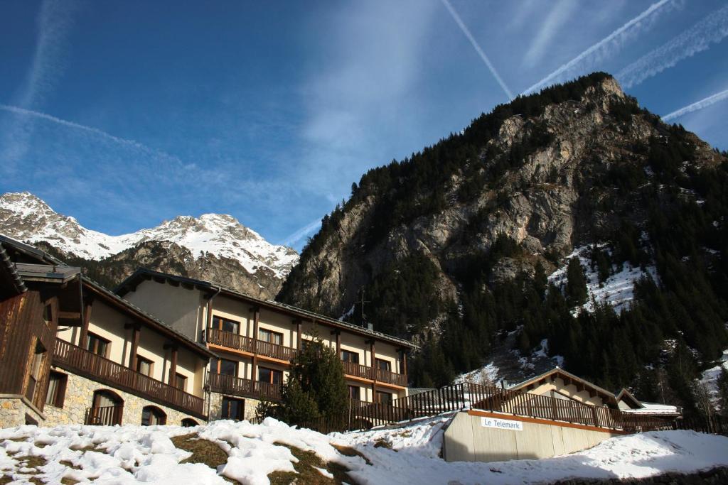 Nespecifikovaný výhled na hory nebo výhled na hory při pohledu z hotelu