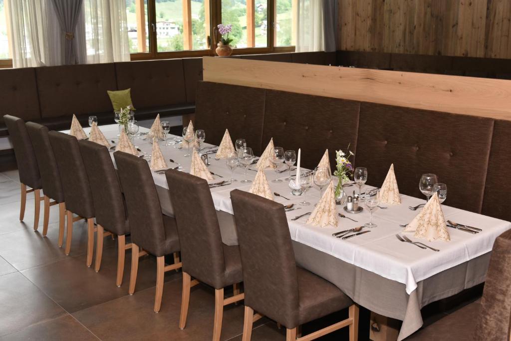 Reštaurácia alebo iné gastronomické zariadenie v ubytovaní Pension Gasthof Haselstaude