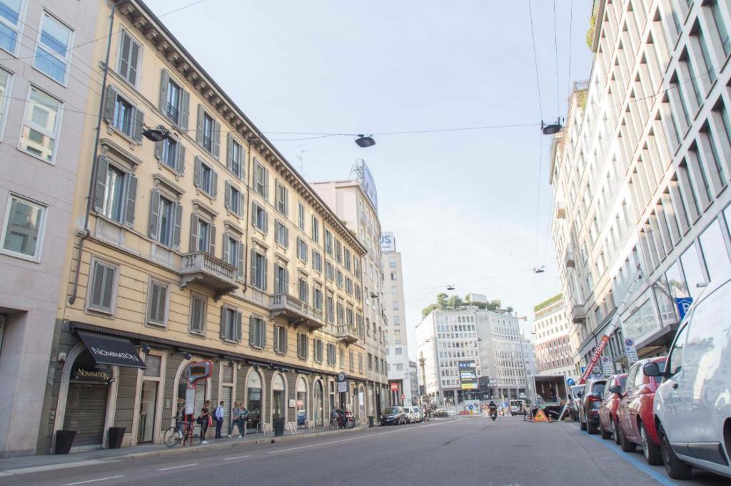 una strada in una città con edifici e automobili di Amazing studio in San Babila a Milano