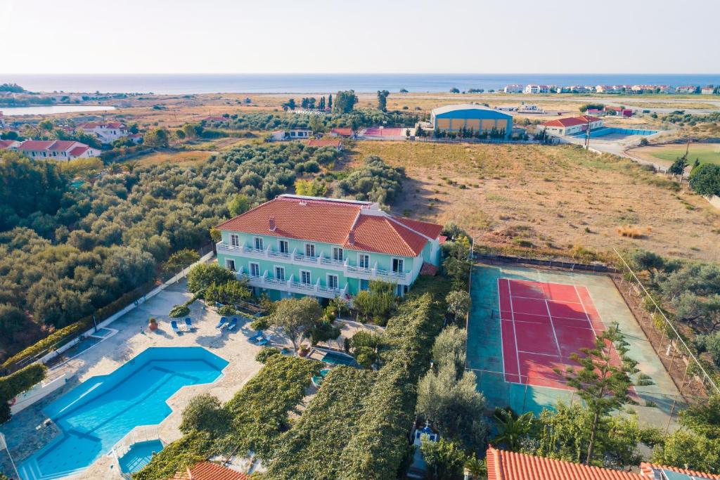 einen Luftblick auf ein großes Haus mit einem Pool in der Unterkunft Evelin hotel in Pythagoreio