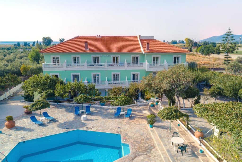 Bazén v ubytování Evelin hotel nebo v jeho okolí