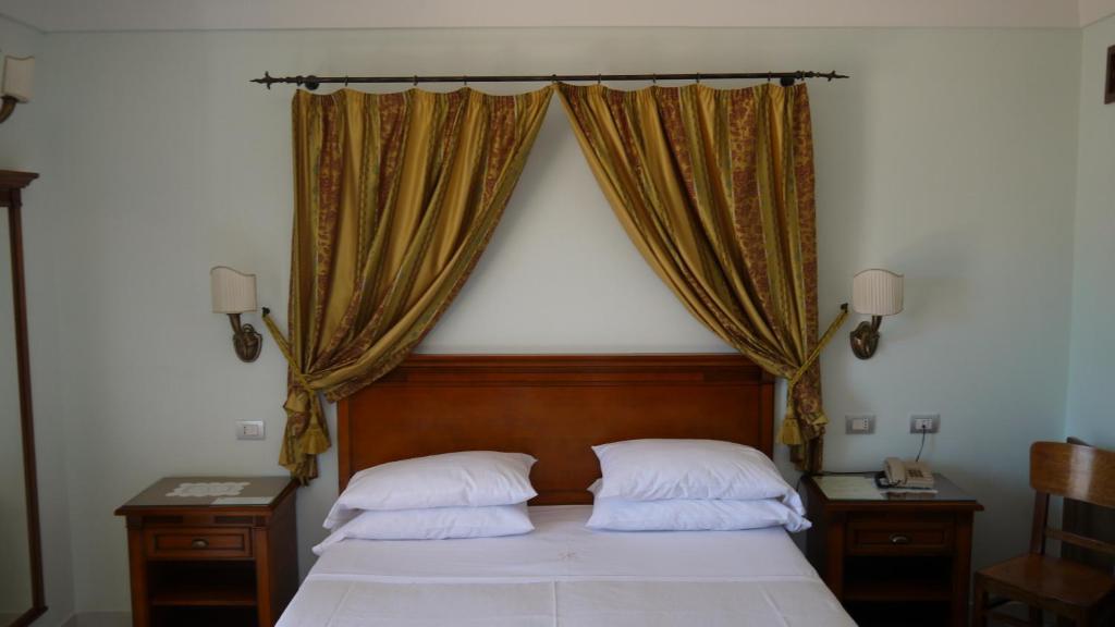 Postel nebo postele na pokoji v ubytování Hotel Rufolo