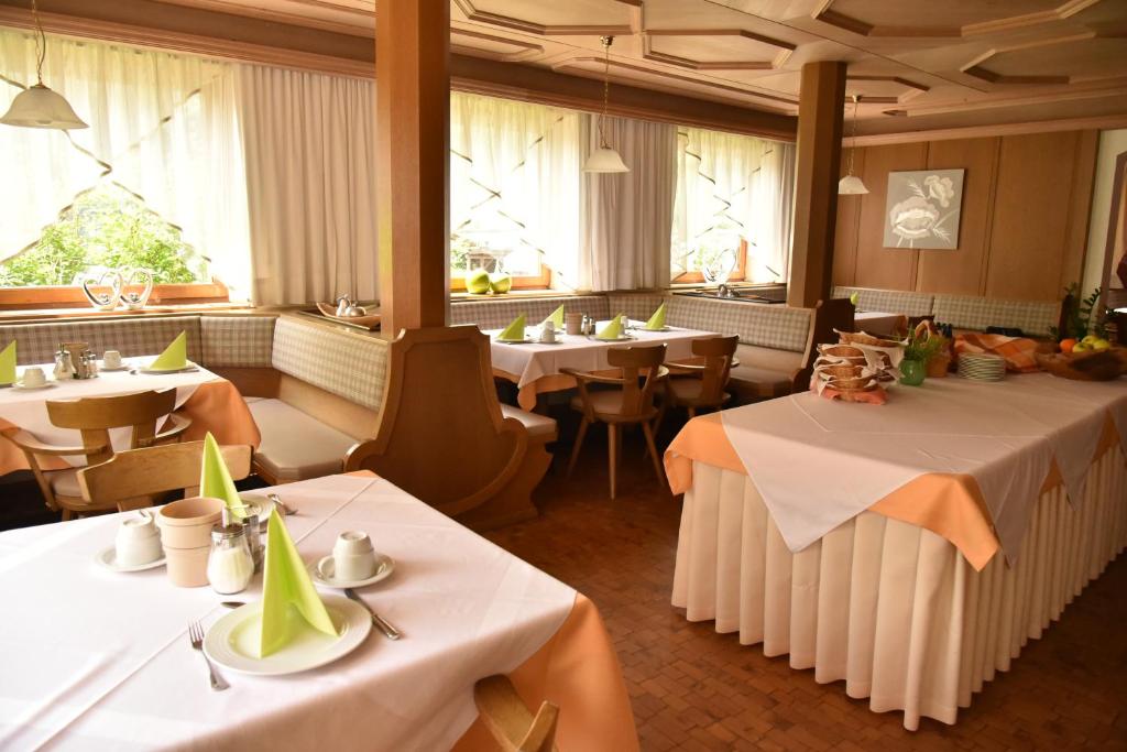 Reštaurácia alebo iné gastronomické zariadenie v ubytovaní Pension Gasthof Haselstaude