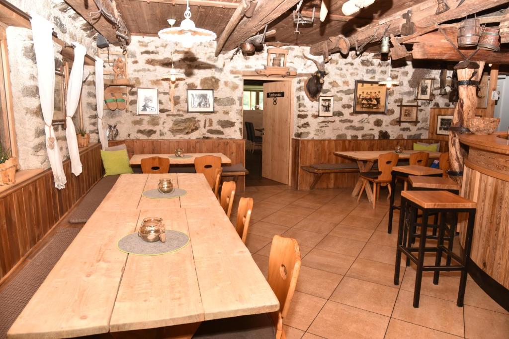 Reštaurácia alebo iné gastronomické zariadenie v ubytovaní Pension Gasthof Haselstaude