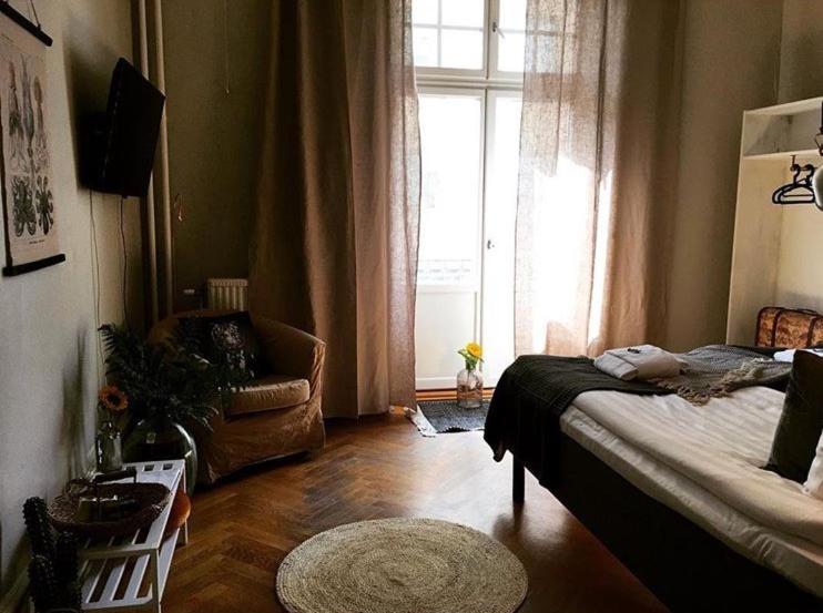 Postel nebo postele na pokoji v ubytování Morris Hotel