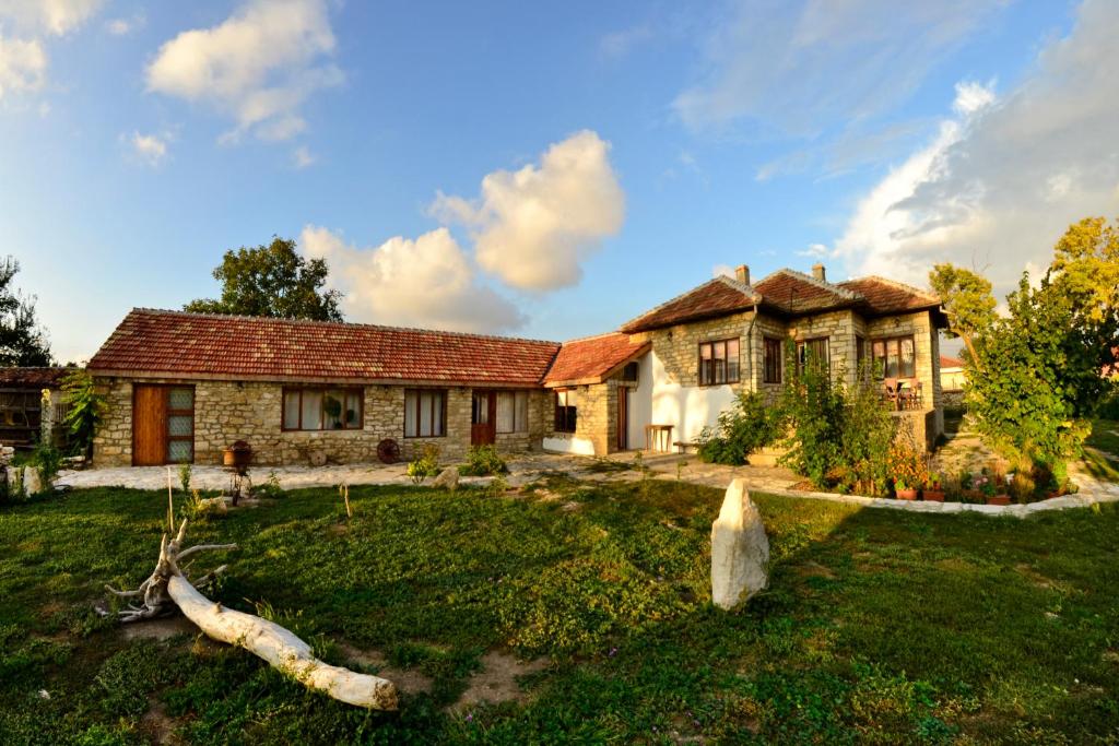 a large stone house with a large yard at Domnika in Bŭlgarevo
