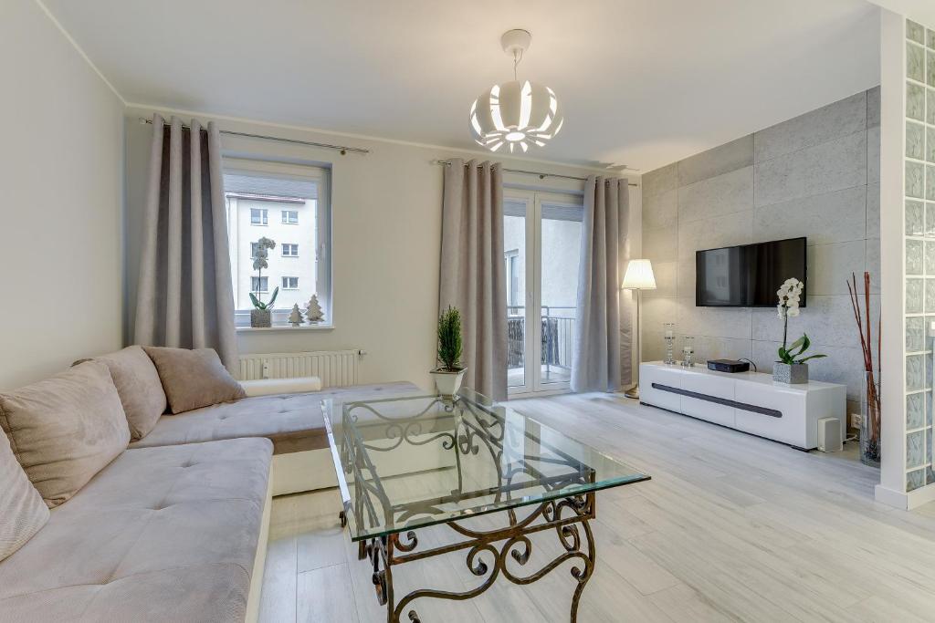 Televízia a/alebo spoločenská miestnosť v ubytovaní Apartament Stylowy