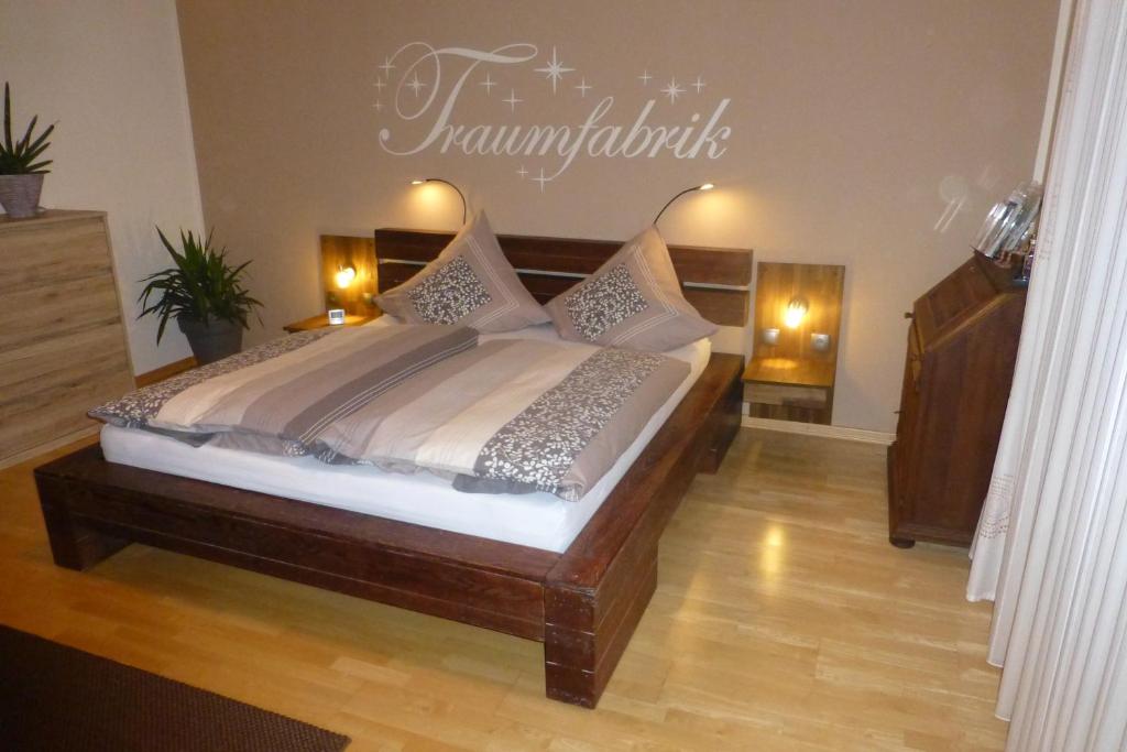 een slaapkamer met een groot bed met 2 lampen erop bij Lorettablick in Sonnenberg-Winnenberg