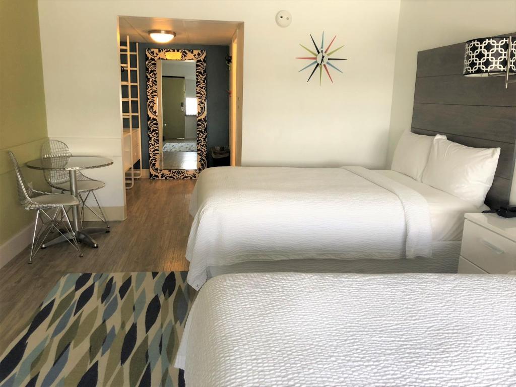 Beach House Dewey - Standard Double Room With Two Double Beds