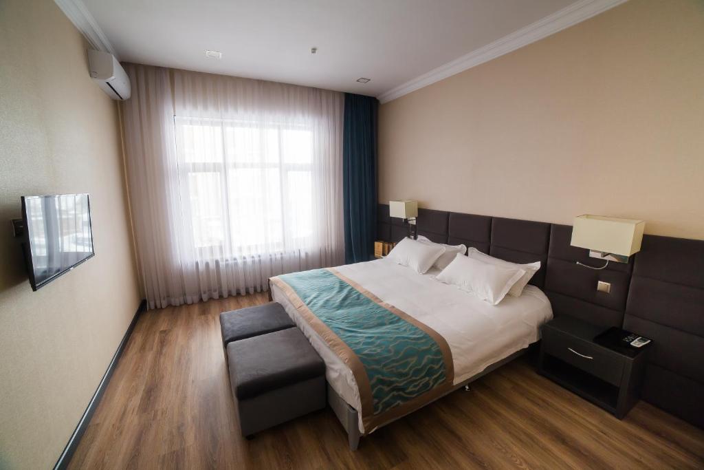 Postel nebo postele na pokoji v ubytování Golden Hotel