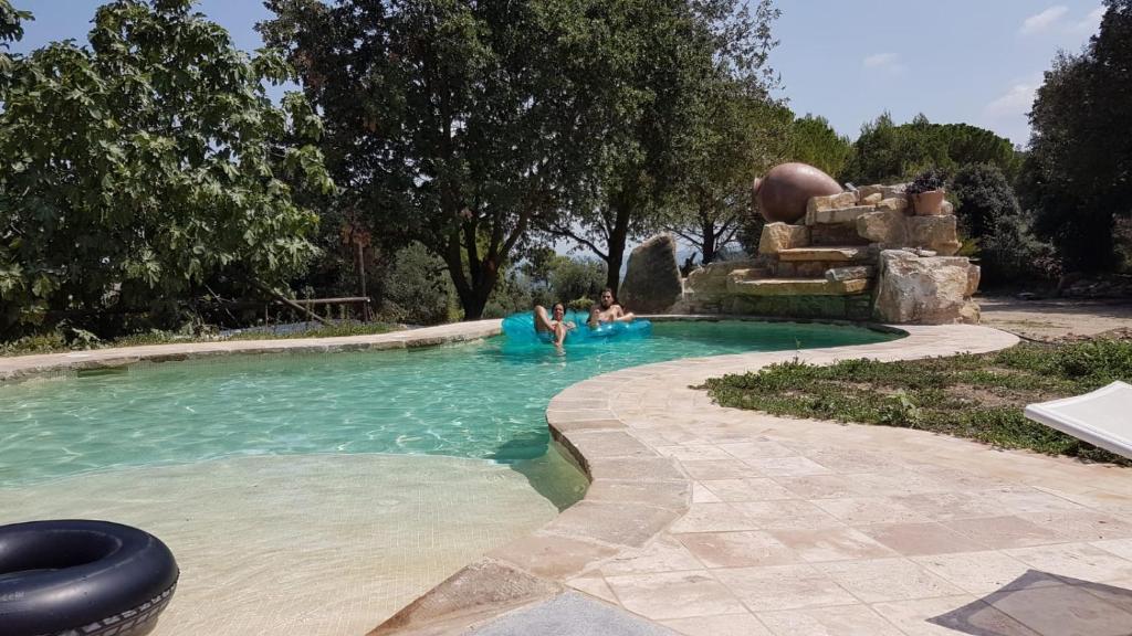 Bazén v ubytování Mas Tulsà Casa Rural Girona nebo v jeho okolí