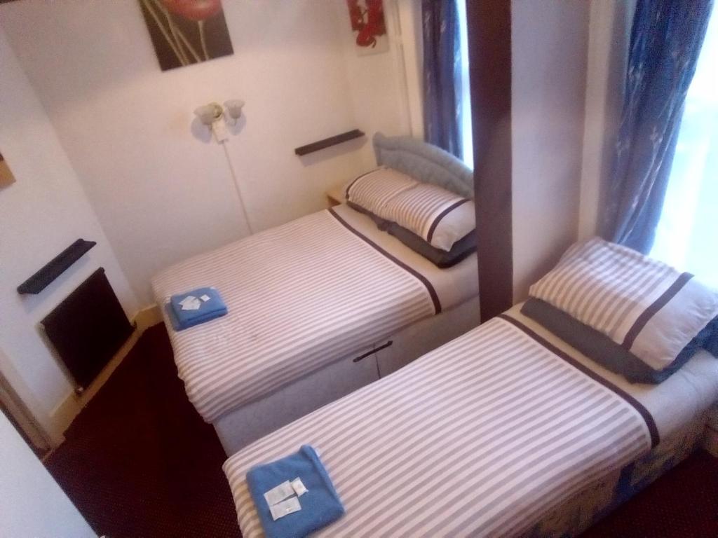 MyRoomz Golden Strand Hotel - 带私人浴室的三室