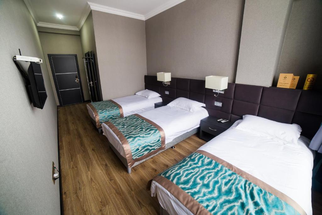 Postel nebo postele na pokoji v ubytování Golden Hotel