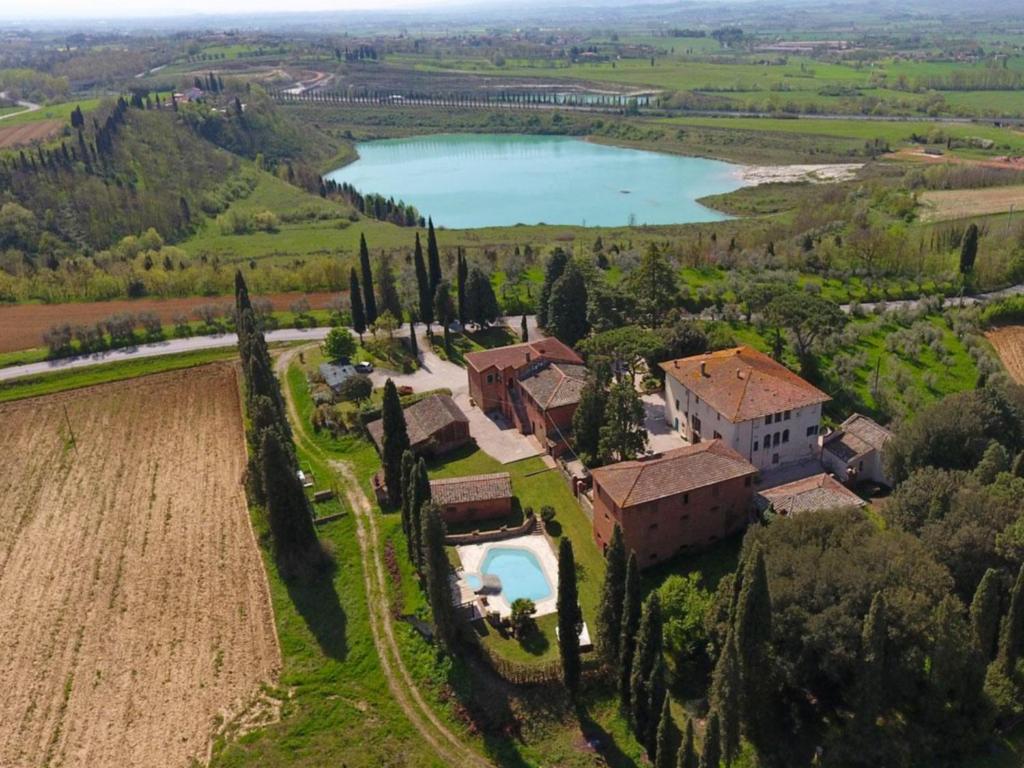 an aerial view of a house and a lake at Agriturismo I Poggi Gialli in Sinalunga