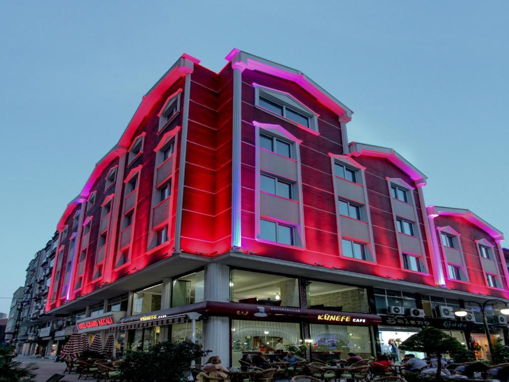 un edificio rojo con muchas ventanas en Grand Akçalı Otel, en Alejandreta