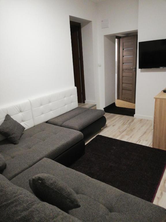 Televízia a/alebo spoločenská miestnosť v ubytovaní Mikołajki Apartamenty Rynek