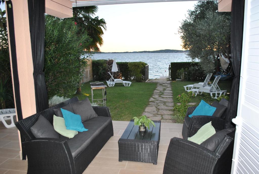 Posedenie v ubytovaní Direct Seafront Villa