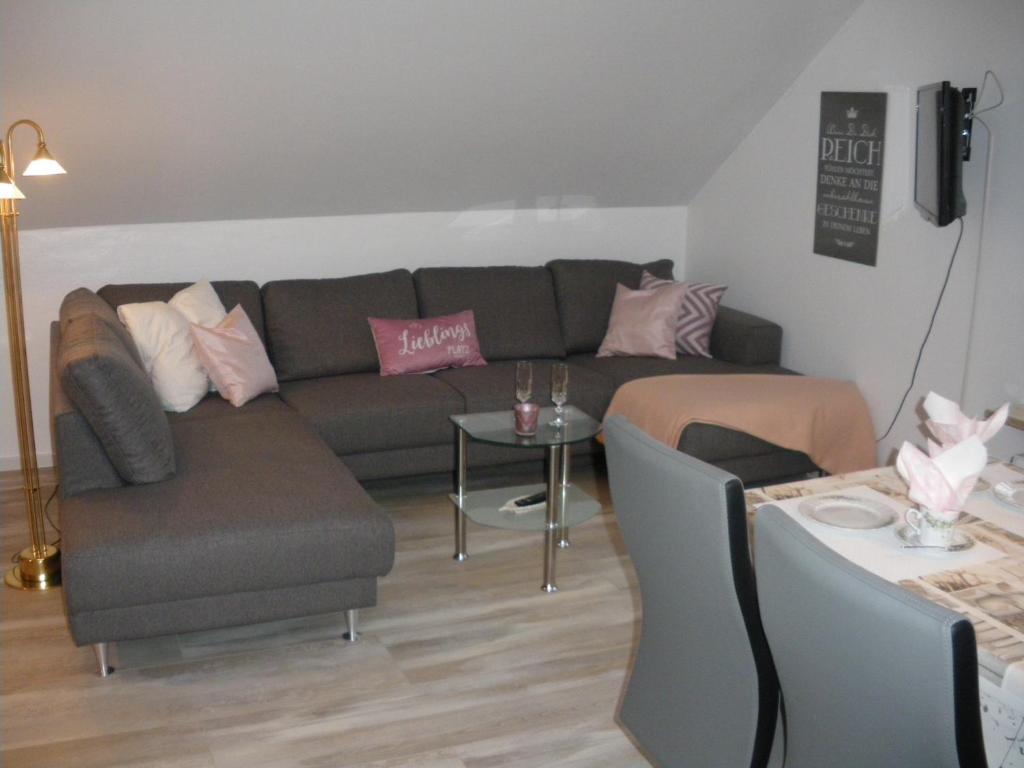 a living room with a couch and a table at Ferienwohnung am Jordan in Schneverdingen