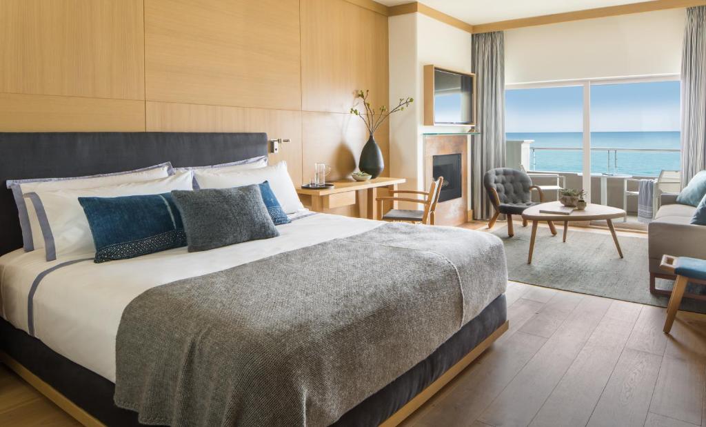 una camera con un grande letto e un soggiorno di Malibu Beach Inn a Malibu