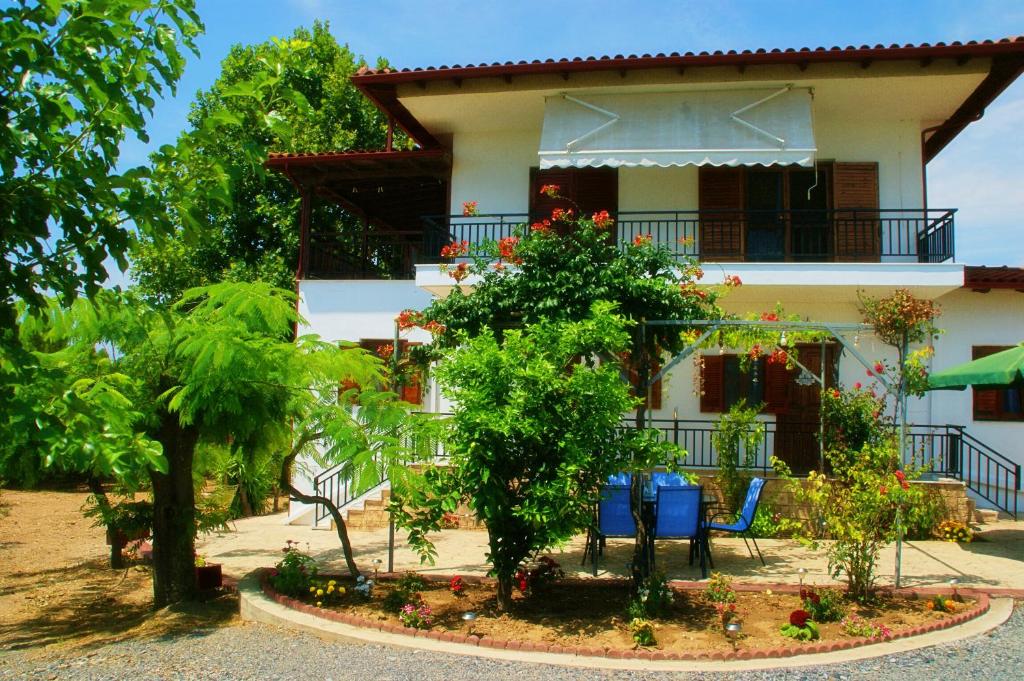 Vonkajšia záhrada v ubytovaní Platanos Apartment